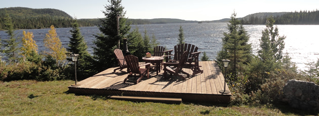 Vue sur la terrasse et le lac